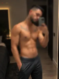 Acompañante masculino en Madrid | Elegancia, conexión y discreción  ✨ Un hombre joven, atento y con estilo, listo para compartir momentos especiales.  Hola, soy un hombre de 28 años, mido 1, – foto 3