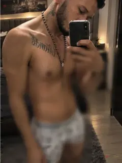Acompañante masculino en Madrid | Elegancia, conexión y discreción  ✨ Un hombre joven, atento y con estilo, listo para compartir momentos especiales.  Hola, soy un hombre de 28 años, mido 1, – foto 1