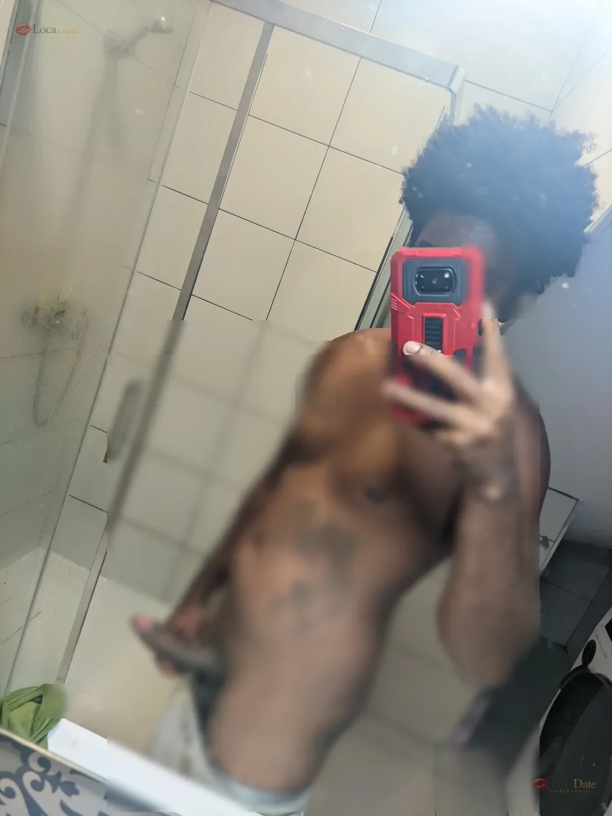 Hombre brasileño negro, amable, le gusta conversar, pero aún estoy aprendiendo el idioma.