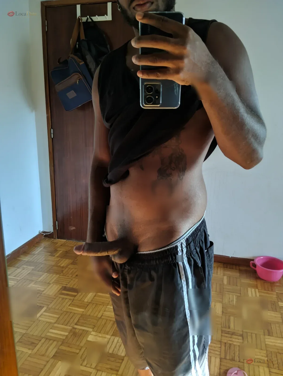 Hombre brasileño negro, amable, le gusta conversar, pero aún estoy aprendiendo el idioma.
