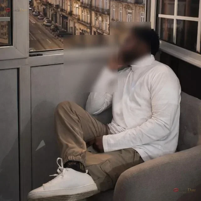 Hombre brasileño negro, amable, le gusta conversar, pero aún estoy aprendiendo el idioma.