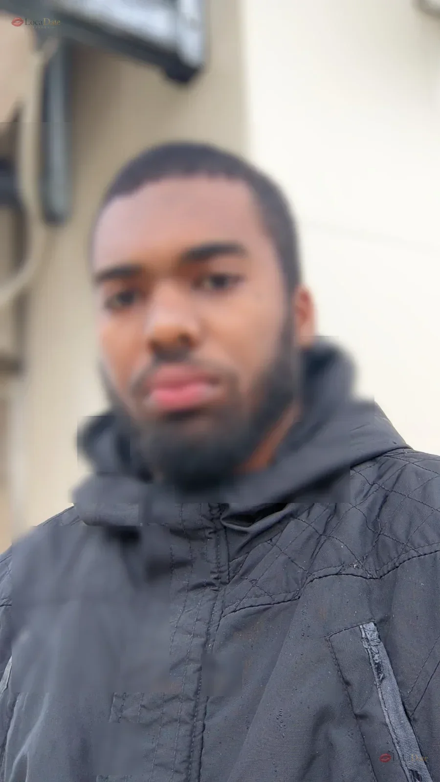 Hombre brasileño negro, amable, le gusta conversar, pero aún estoy aprendiendo el idioma.