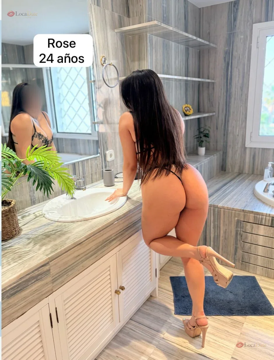 Jovencita latina cariñosa, elegante en Móstoles